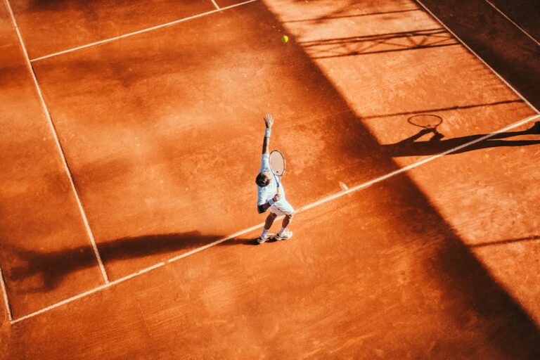 Tennis et bien-être après 60 ans : rester actif et épanoui à la retraite